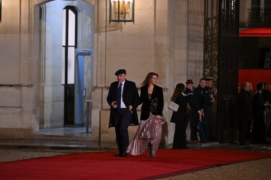 Նիկոլ Փաշինյանն ու Արամ Սարգսյանը՝ հաճախորդաց հարեմի երկու կողմը